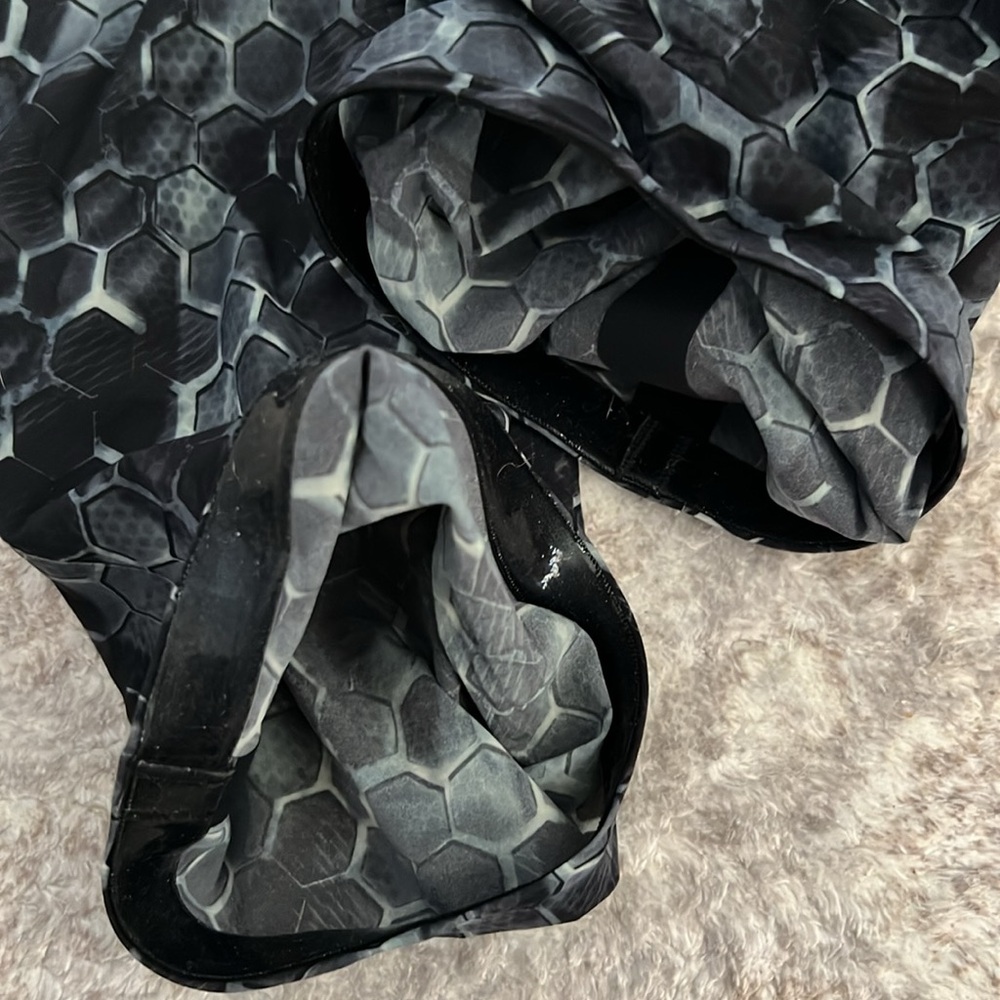 TYR Black Hex-Pattern One-Piece Racing Swimsuit - Picture 7 of 10
